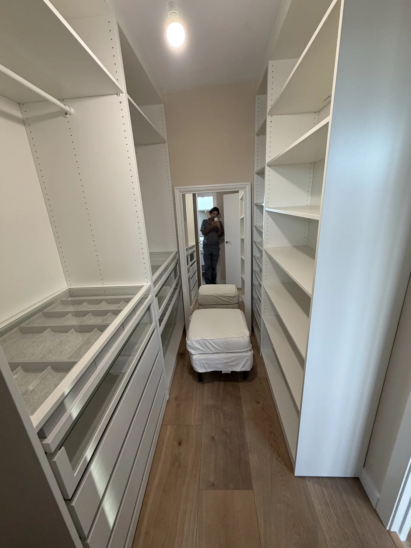 Vestidor con estanterías y cajoneras a ambos lados