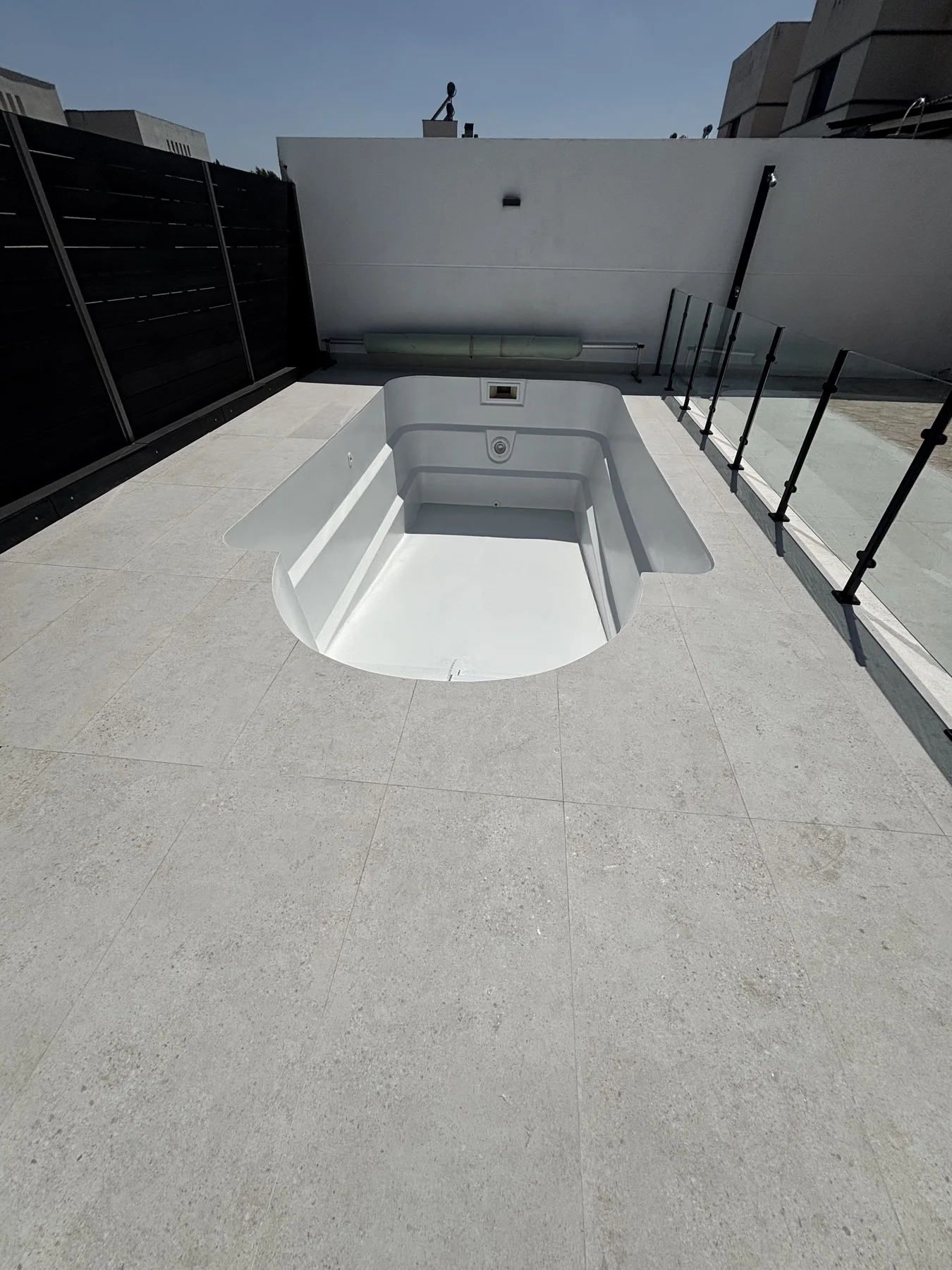 Piscina residencial renovada con pavimento exterior