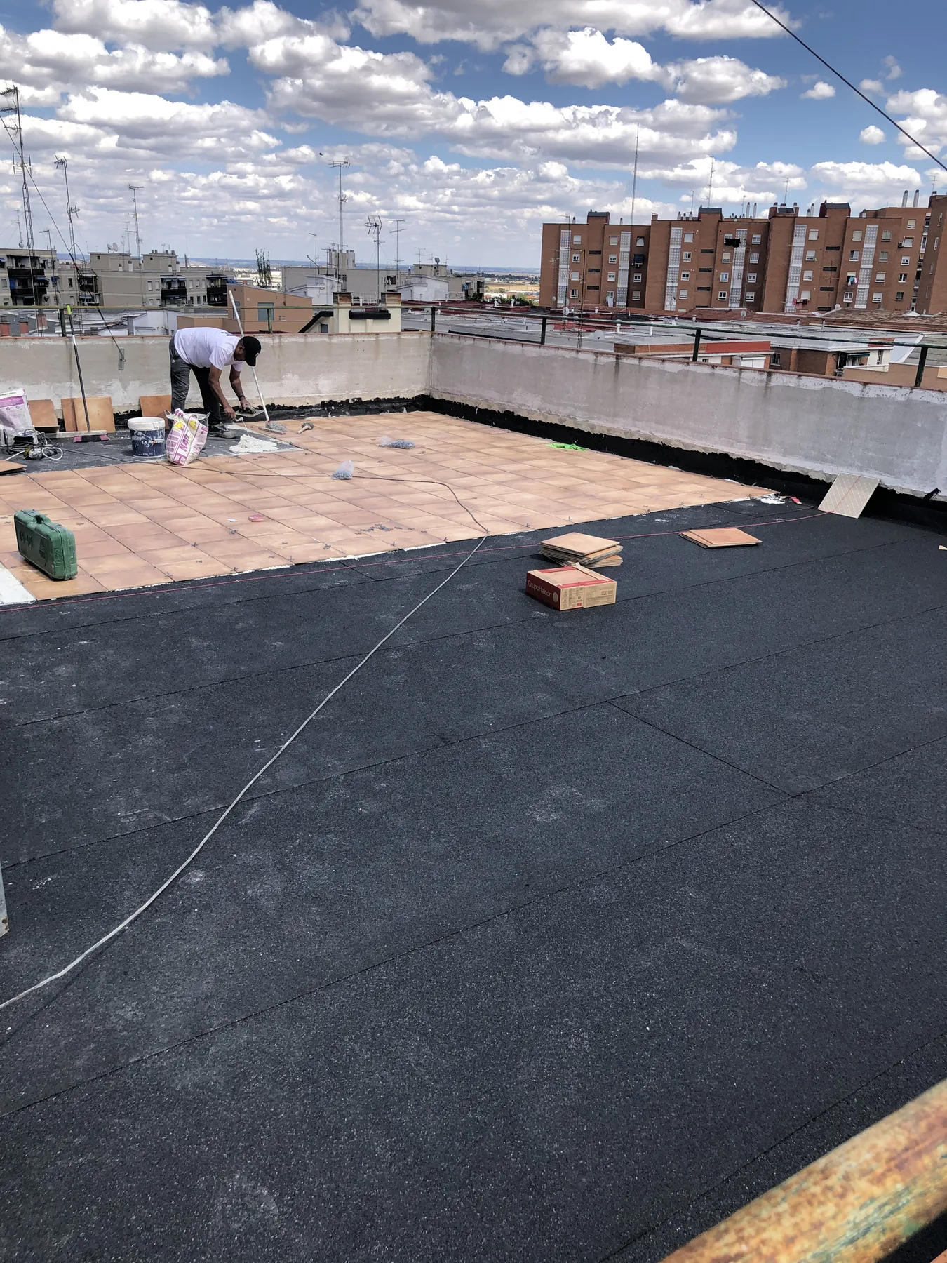 Trabajos de impermeabilización con lámina asfáltica en una azotea