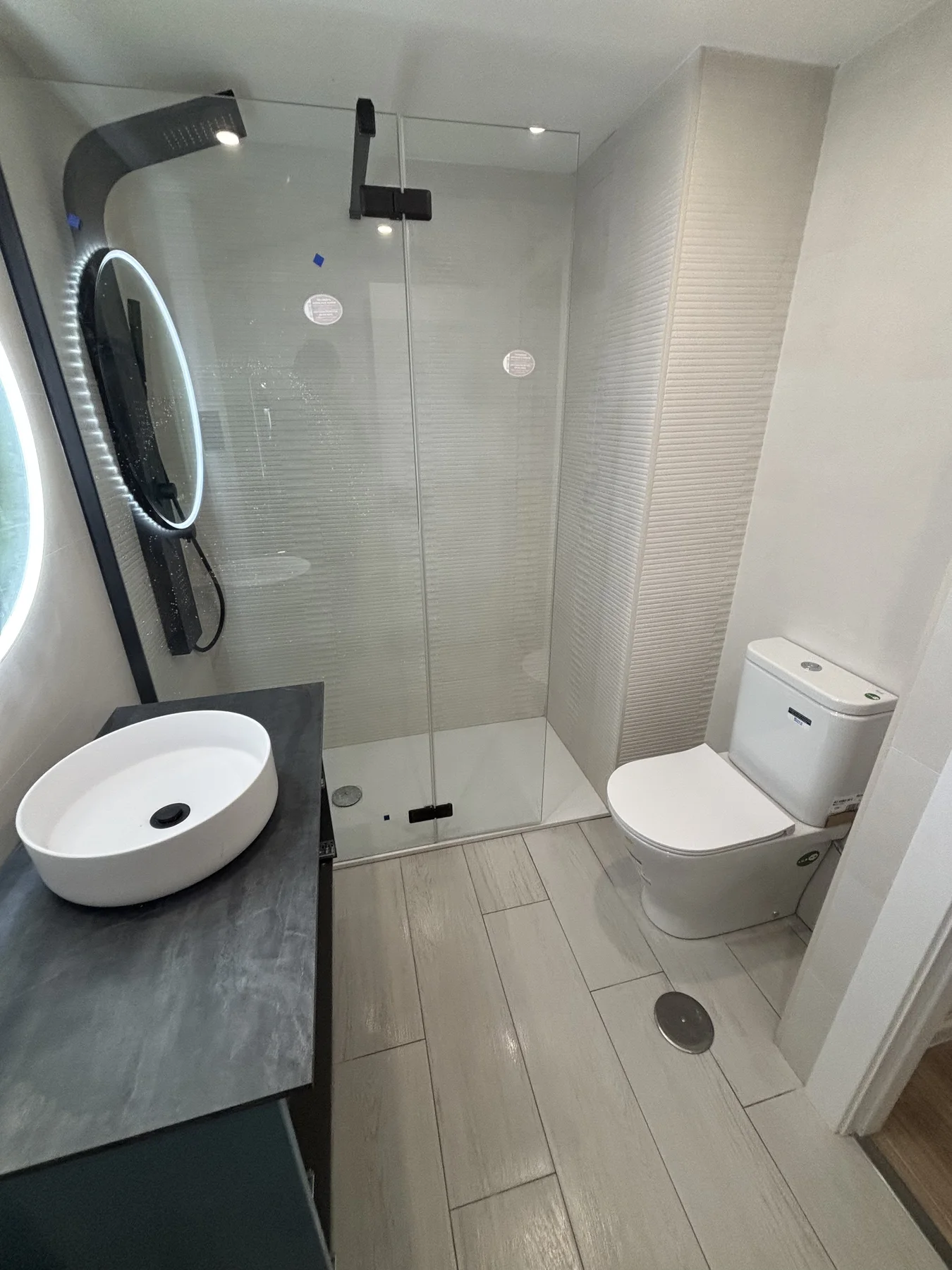 Baño reformado con plato de ducha y mampara de vidrio
