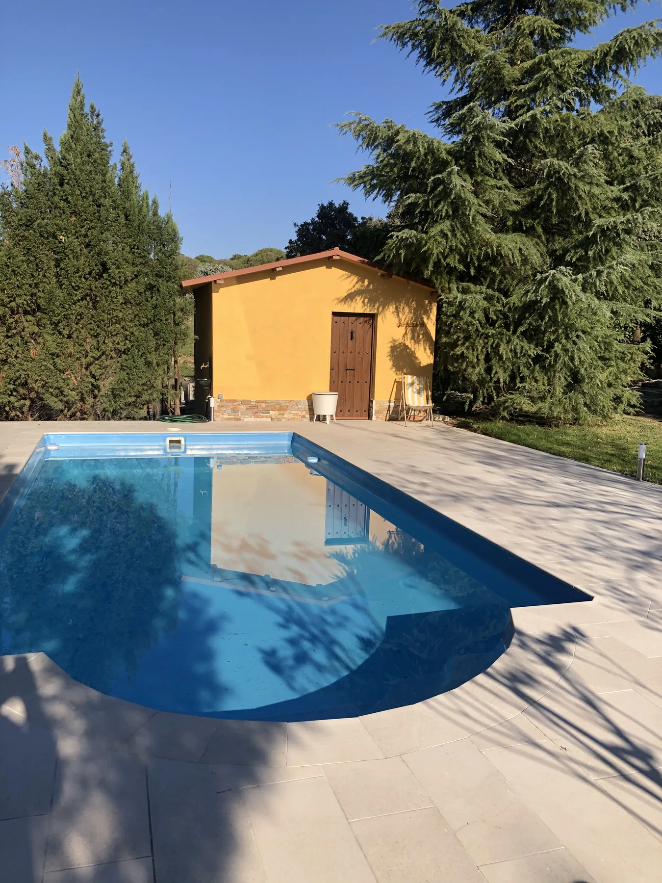 Renovación de piscina con pavimento exterior claro