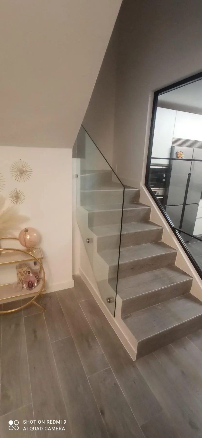 Barandilla de cristal sin perfil instalada en una escalera interior