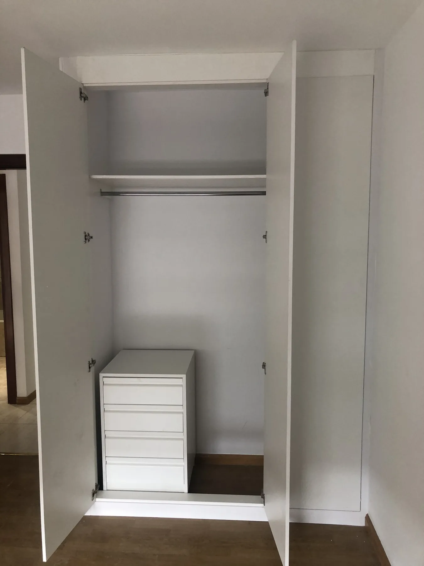Interior de armario con cajonera y barra de colgar