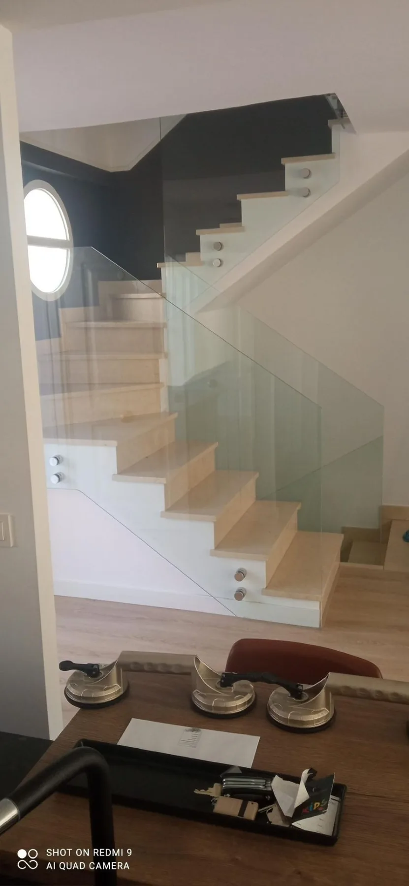 Cerramiento de cristal adaptado a una escalera interior