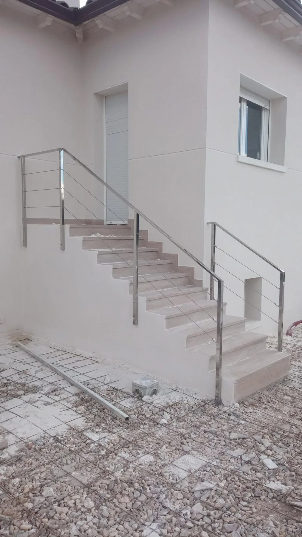 Barandilla de acero inoxidable instalada en una escalera exterior