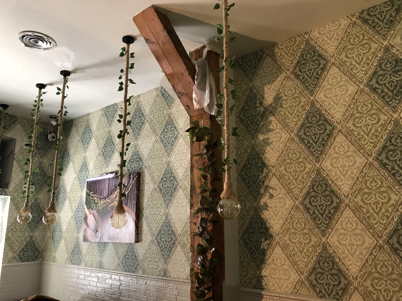 Interior renovado con pintura y revestimiento mural