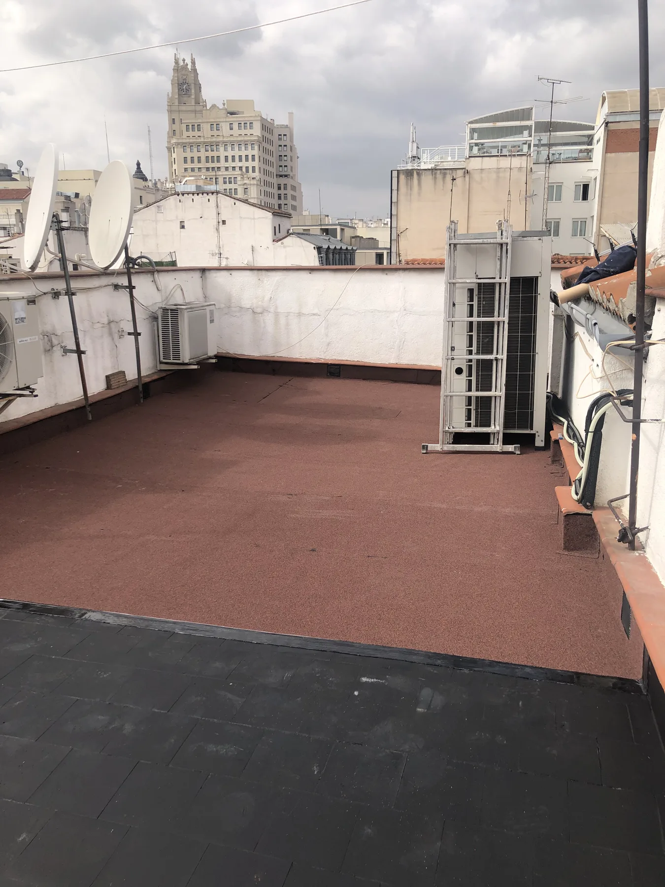 Terraza impermeabilizada con acabado protector rojizo