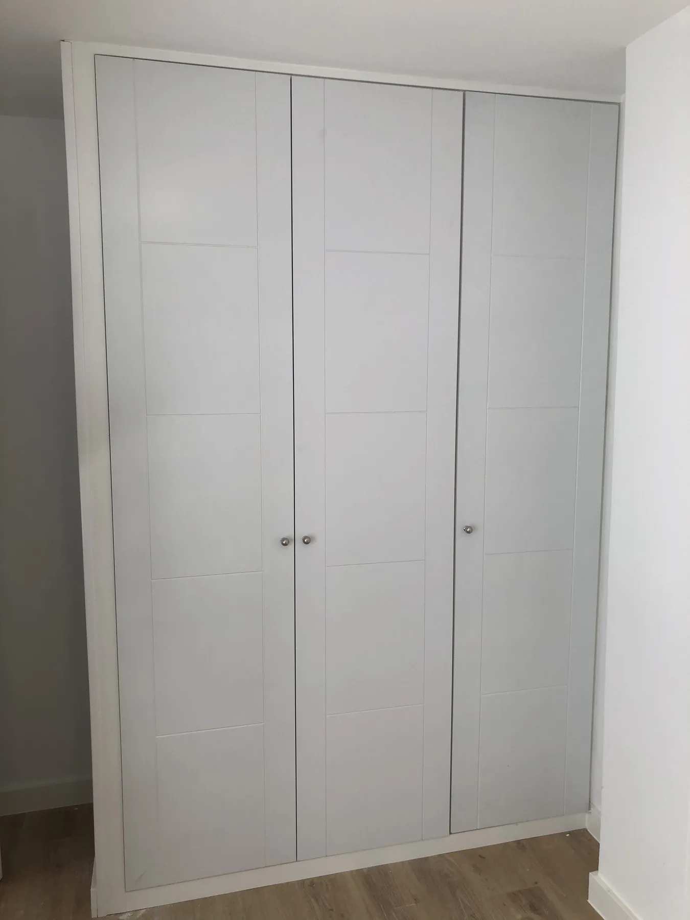 Armario empotrado blanco con puertas abatibles
