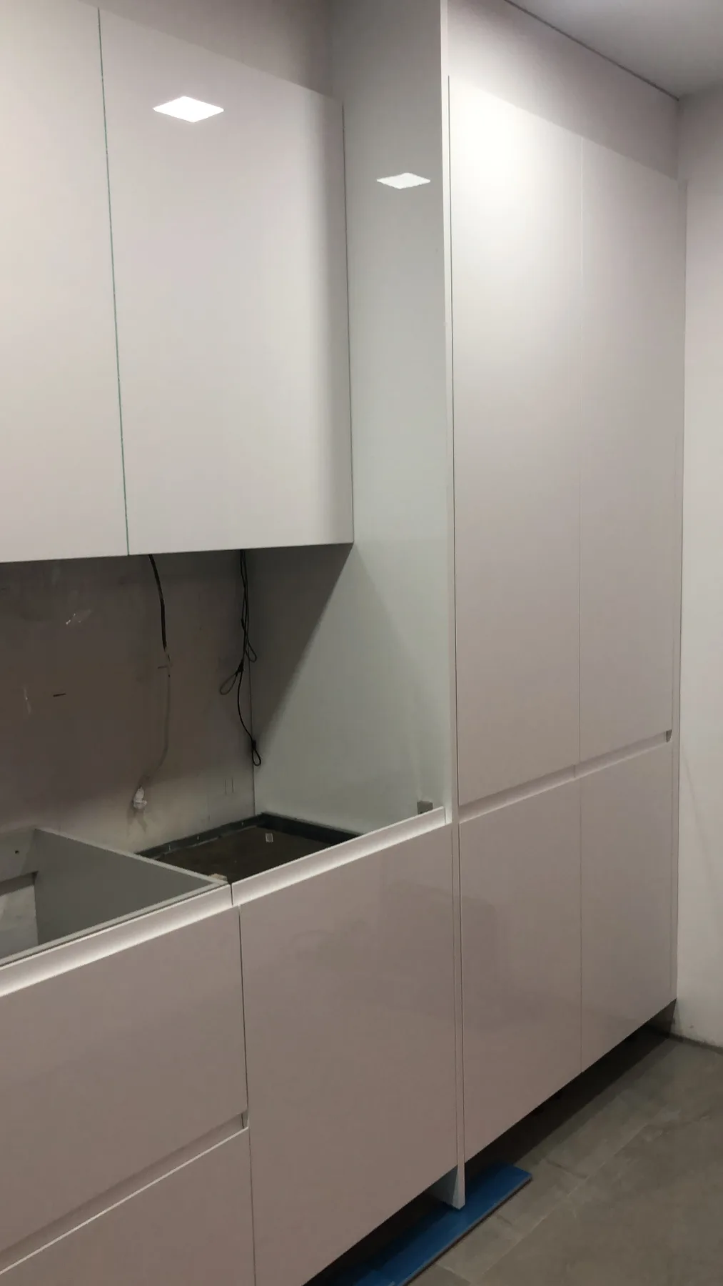 Mobiliario de cocina blanco instalado de suelo a techo