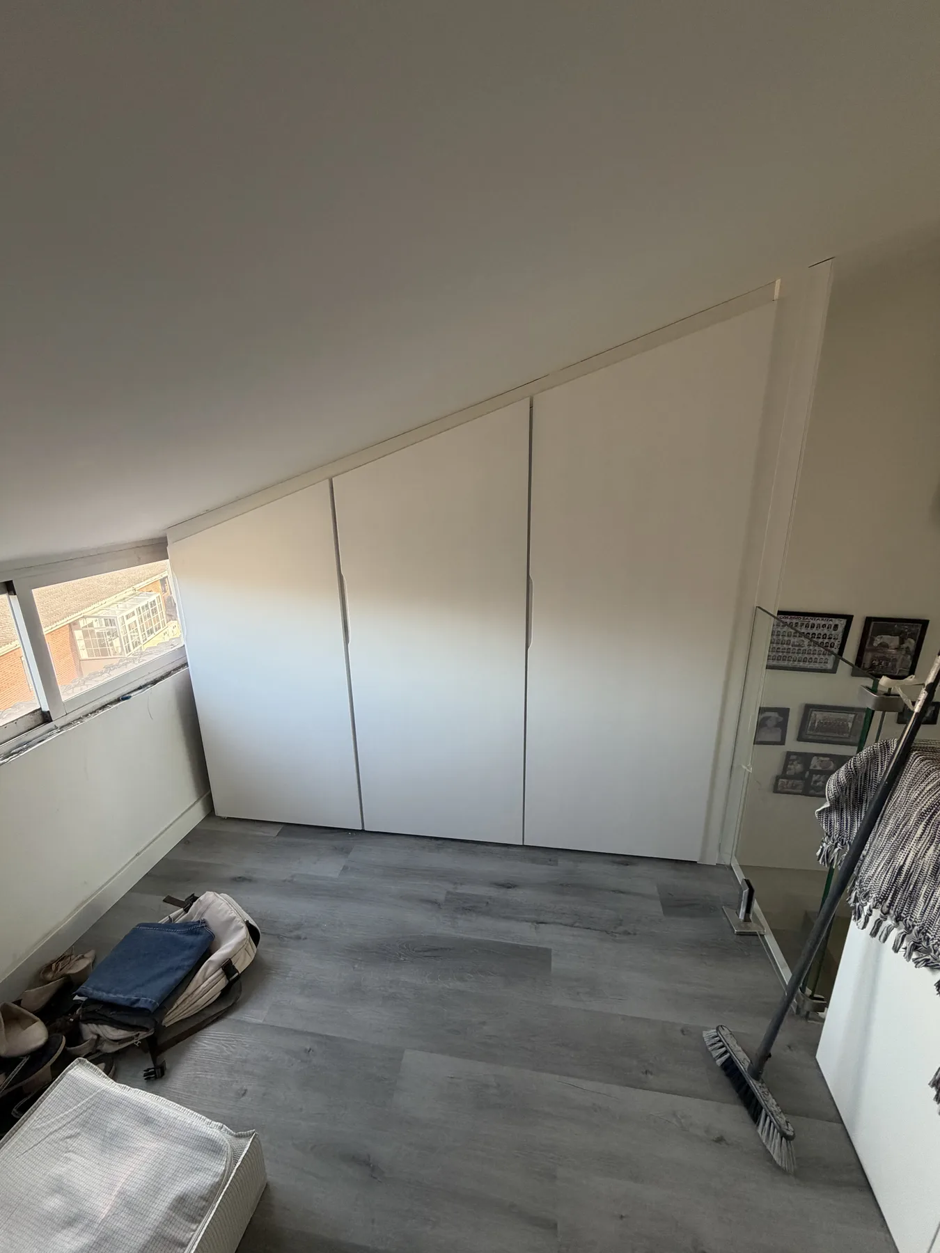Armario empotrado de puertas correderas instalado en una buhardilla