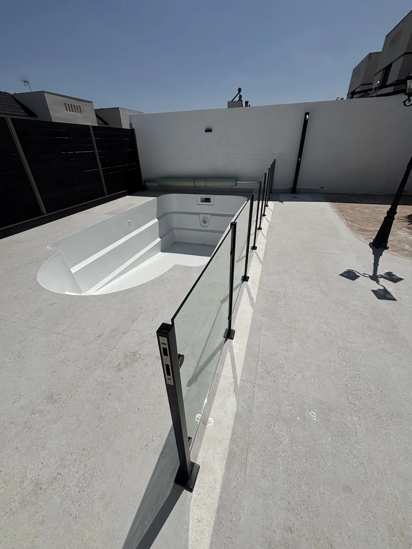 Zona de piscina acondicionada con cerramiento de vidrio