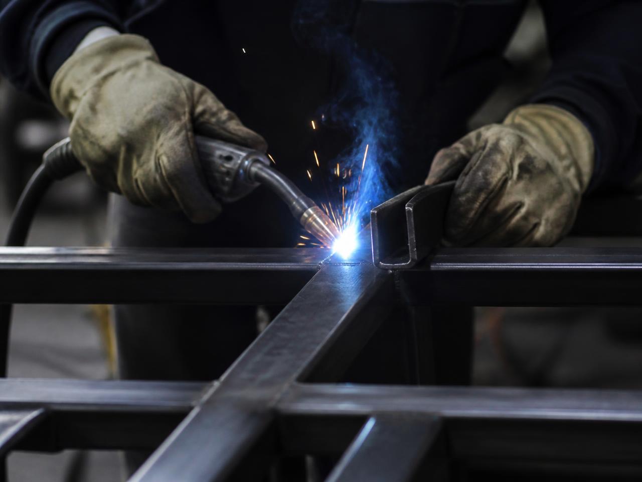 Trabajo de cerrajería en estructura metálica